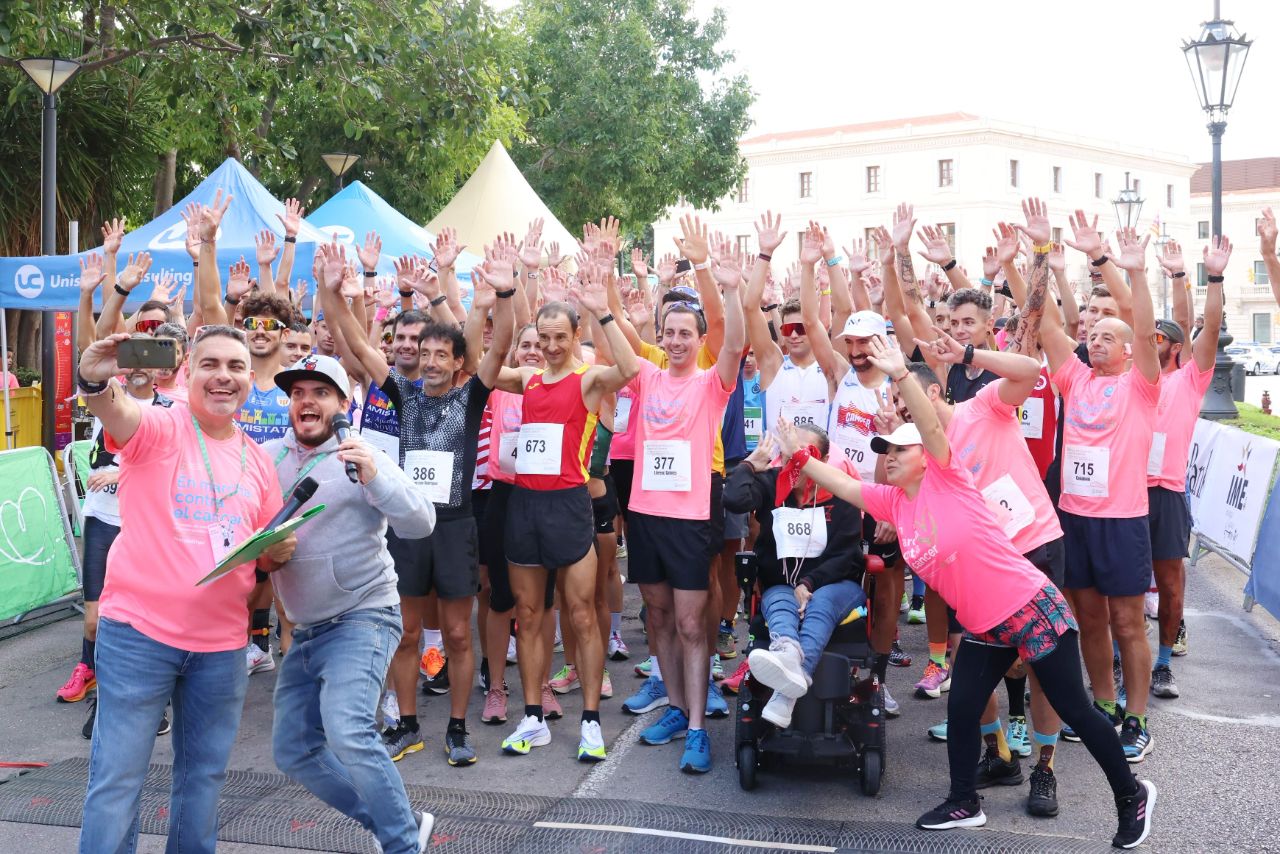 La carrera ‘Mallorca En Marcha Contra el Cáncer’ tiñe Palma de rosa