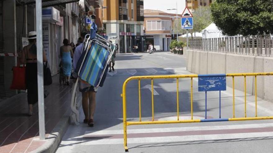 Veraneantes, ayer, en las inmediaciones de la calle Almirante Antequera, una de las vías afectadas por los cambios de dirección en Santa Pola.
