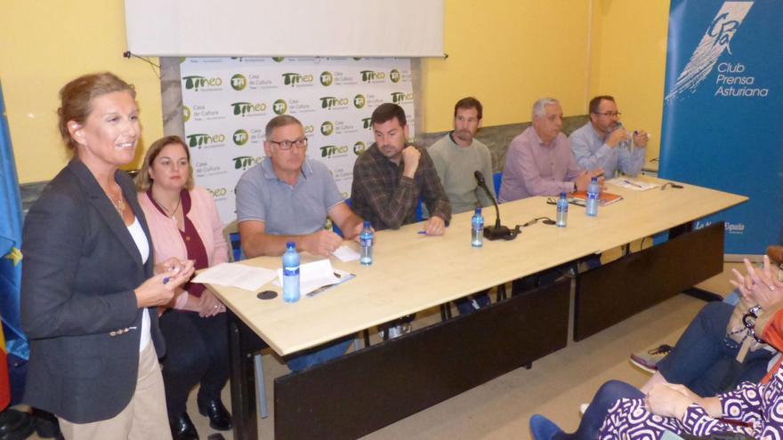 Por la izquierda, María José Iglesias (directora del Club Prensa Asturiana), Montserrat Fernández (alcaldesa de Tineo), Roberto Fernández (Tinastur), Daniel Colado (Consejo Forestal del Principado), Gabino Parrondo (Asymas), Luis García (Pellets Asturias) y Luis Enrique García (Maderas García Hermanos).