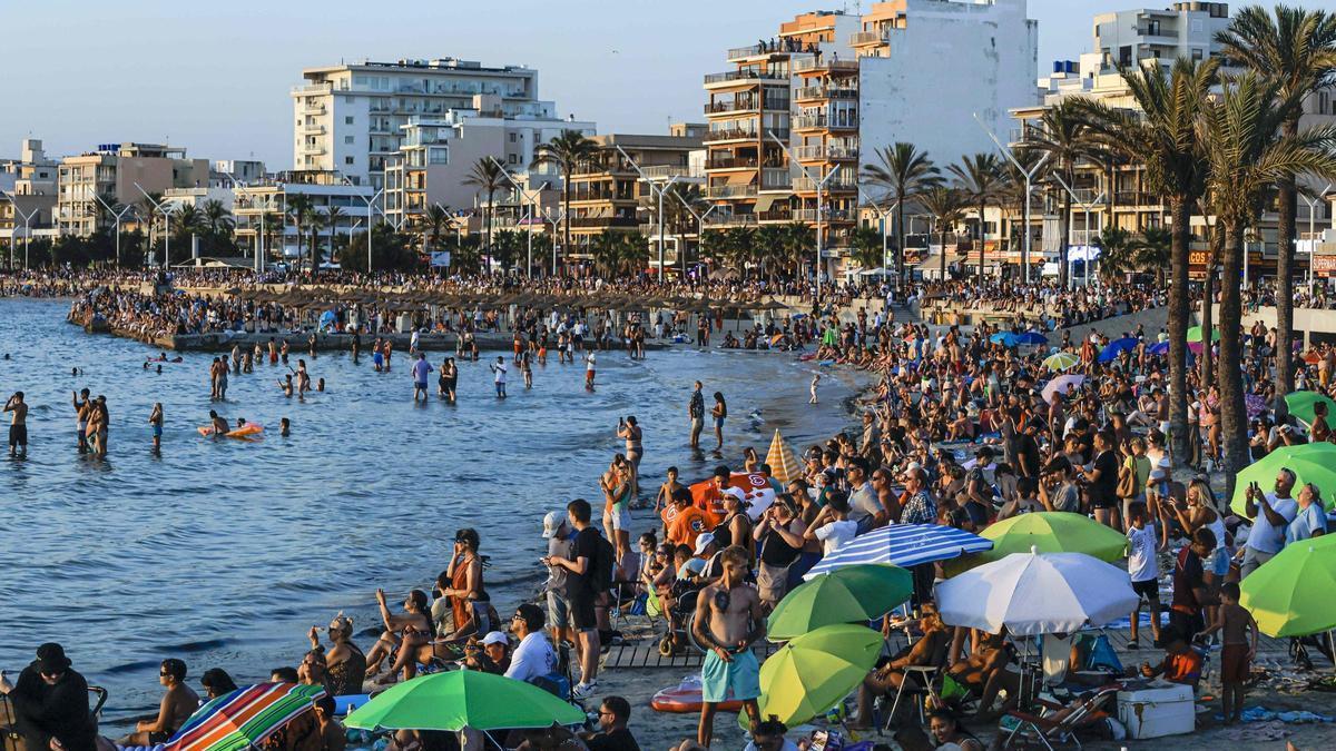 Milers de persones a la Platja de Palma per veure l'eclipsi de sol
