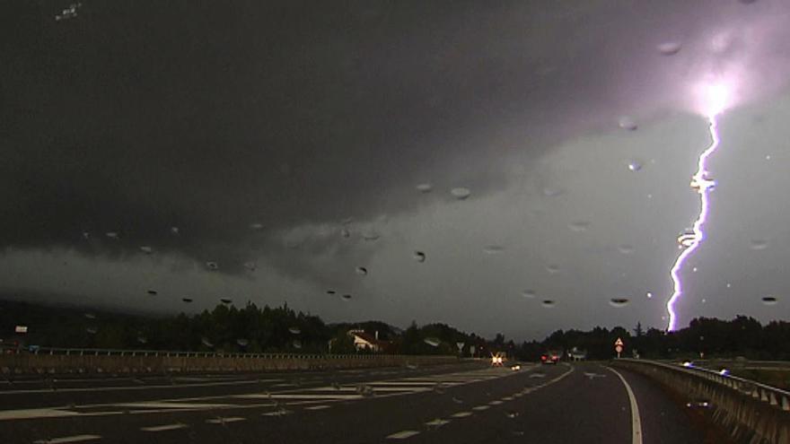 Vista de la tormenta de rayos y granizo en Ribadavia.