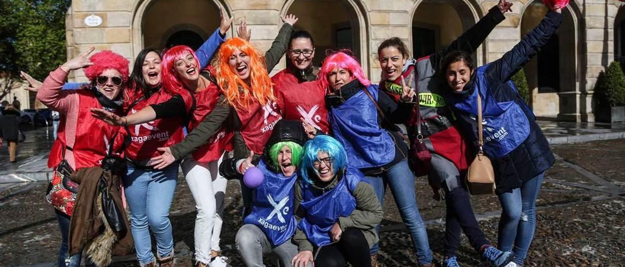 Un grupo de amigas, celebrando ayer en la plaza Mayor una despedida de soltera.