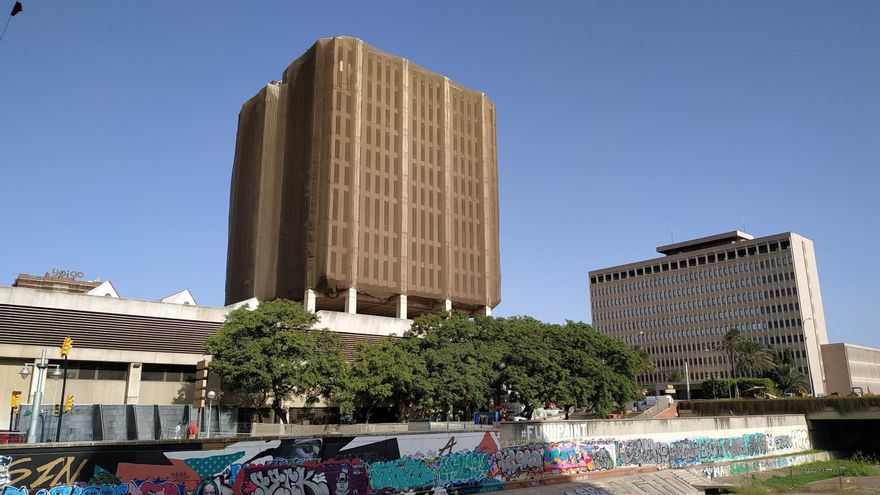 Al fondo, edificio de Hacienda.