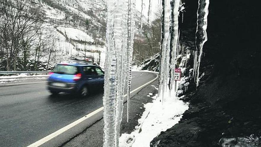 Carámbanos en la carretera de Pajares durante el pasado invierno.