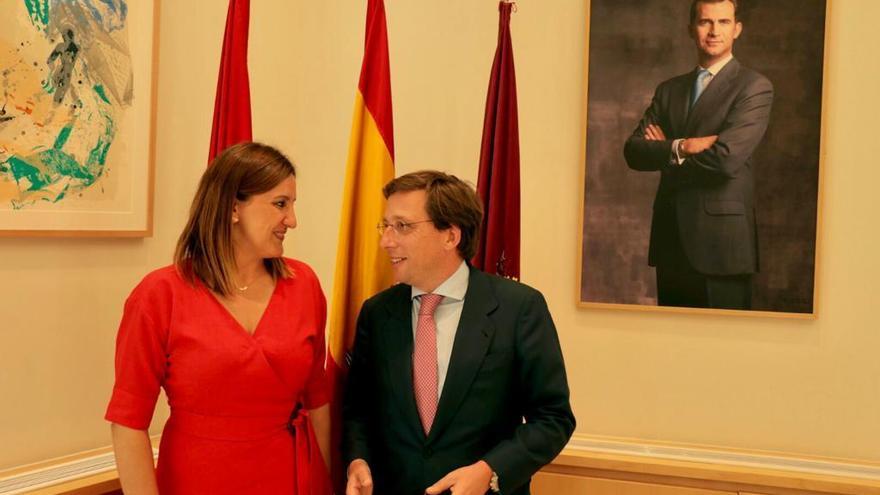 María José Català ayer con José Luis Martínez-Almeida.