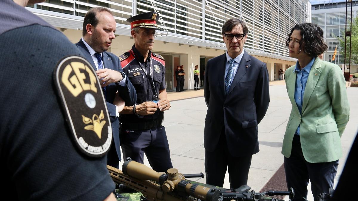 El president de la Generalitat, Salvador Illa, y la consellera de Interior, Núria Parlon, en una visita a los Mossos