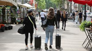 Dos turistas arrastran sus maletas por la Rambla el pasado 31 de mayo, una escena casi inédita durante la pandemia.
