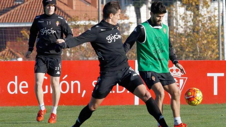 Nacho Cases golpea el balón ante la entrada de Bernardo y la mirada de Halilovic.