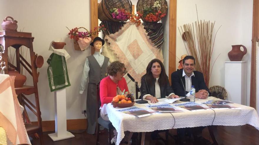 Marta Hernández, Carmen Hernández y Diego Ojeda, en la Casa Condal.