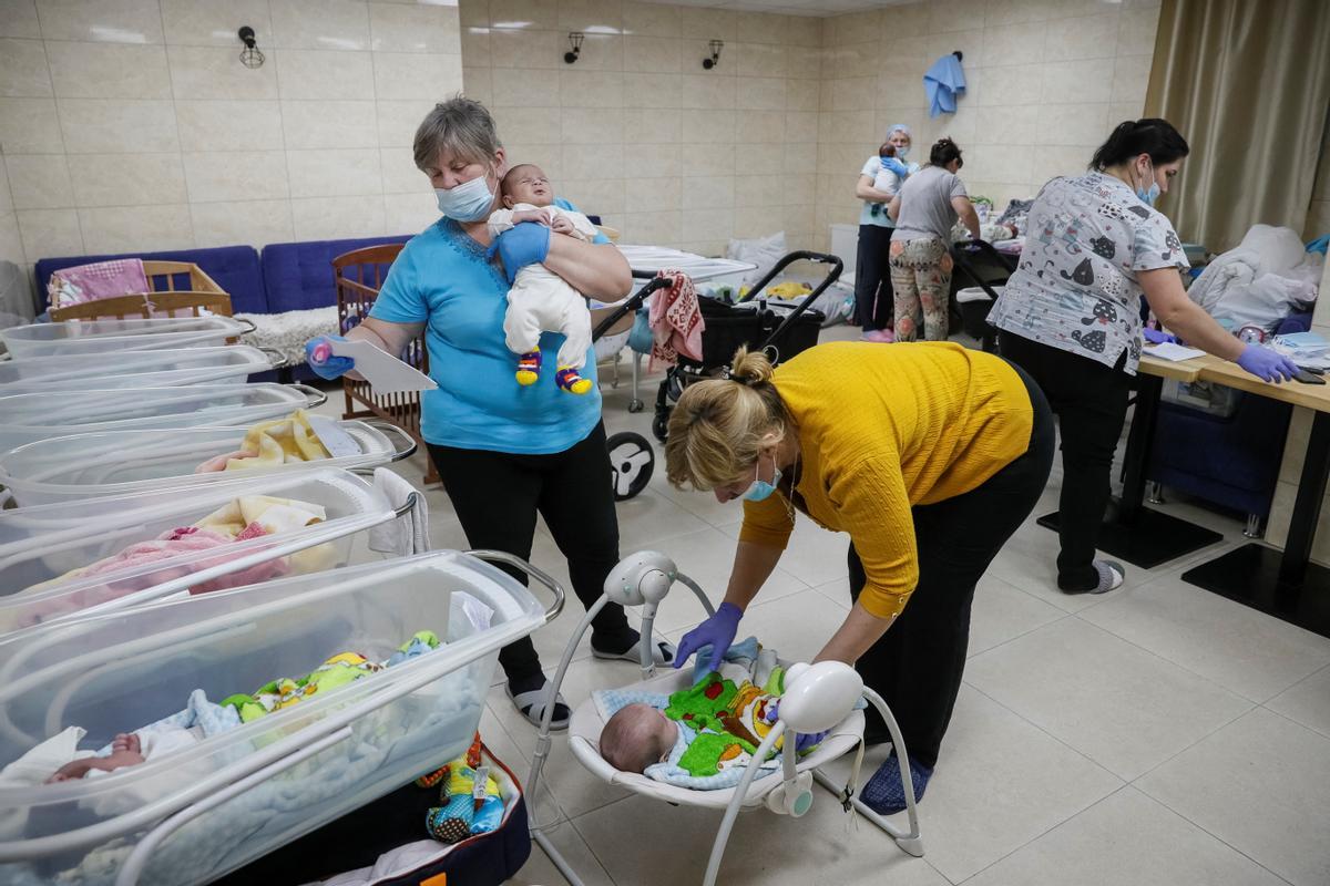 Un grupo de enfermeras se ocupan de los niños, en el sótano-refugio de la clínica BioTexCom de Kiev.