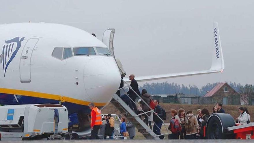 Pasajeros, a punto de embarcar en el primer vuelo de Ryanair a Bolonia del año. // José Lores