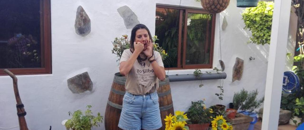 Davinia Estupiñán silba en el patio de casa de sus padres en el casco de Ingenio.