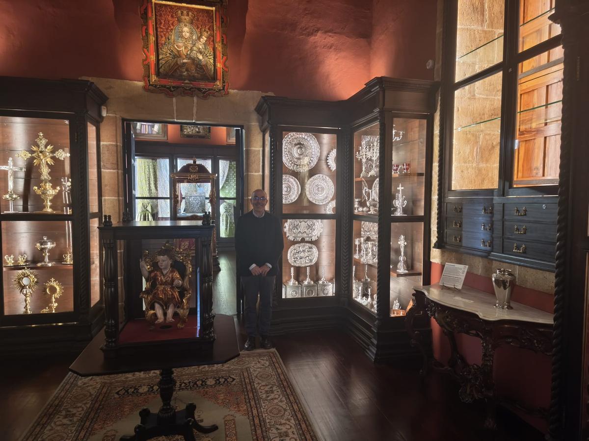 El párroco de Teror, Jorge de la Coba, junto a las vitrinas de la orfebrería y al fondo los mantos de la Virgen del Pino.