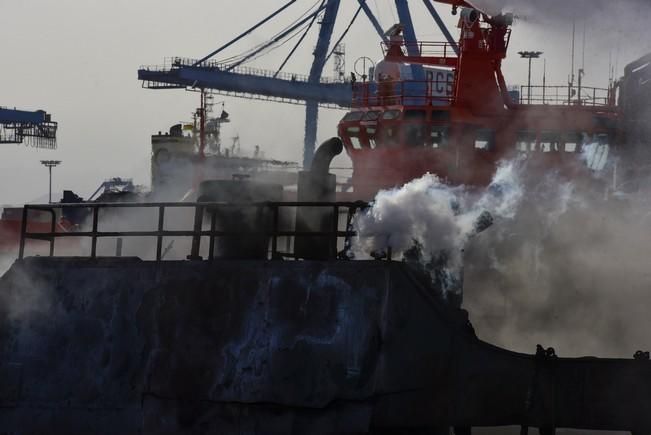 Incendio de un barco en el Muelle Reina Sofia