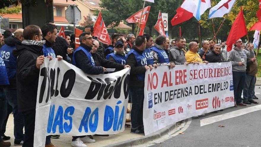 Protesta de trabajadores de Segur Ibérica, el mes pasado, contra los impagos y el ERE.