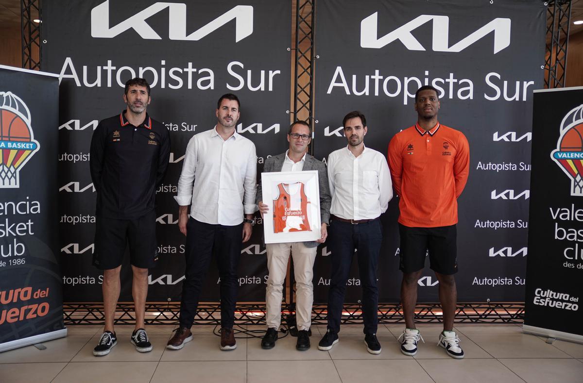 Jesús Cano muestra la camiseta entregada por los directivos del Valencia Basket.