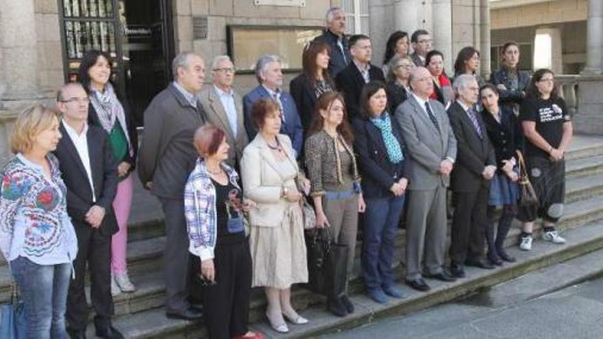 Ediles de la corporación y representantes de colectivos, en la concentración ante el Concello.  // Iñaki Osorio