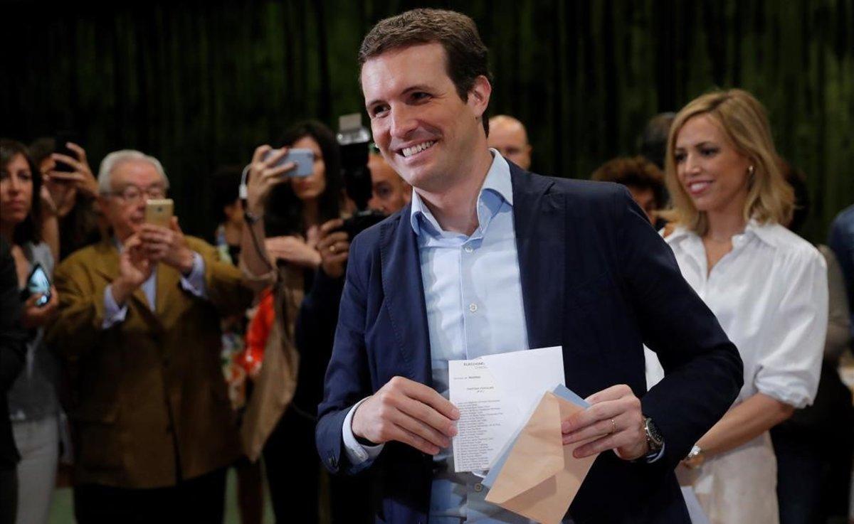 Pablo Casado vota junto a su esposa, Isabel Torres.