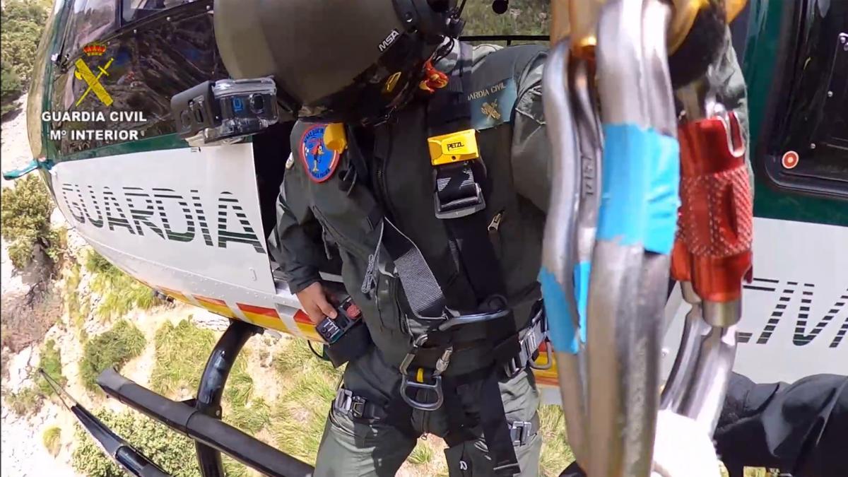 El helicóptero de la Guardia Civil, durante el rescate en Tossals Verds