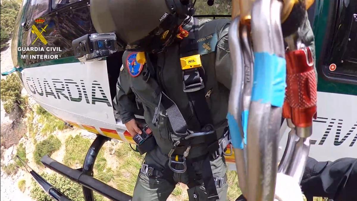 Así ha sido el rescate con el helicóptero de la Guardia Civil de un senderista herido en Tossals Verds