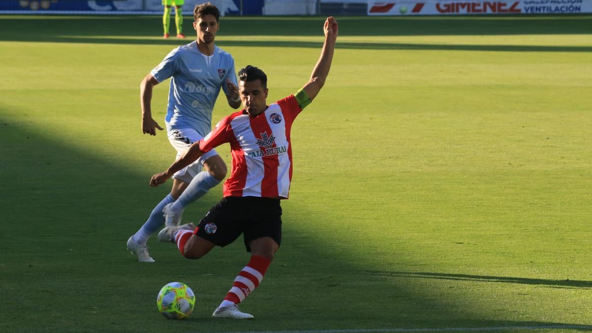 Dani Hernández, dispara a puerta.