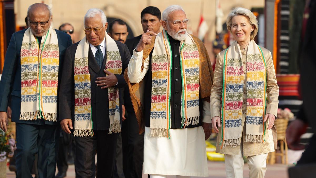 El presidente del Consejo Europeo, António Costa, y la presidenta de la Comisión Europea, Ursula von der Leyen, acompañados por el primer ministro de India, Narendra Modi (centro).