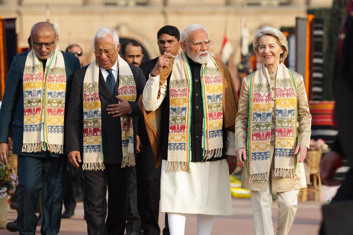 El presidente del Consejo Europeo, António Costa, y la presidenta de la Comisión Europea, Ursula von der Leyen, acompañados por el primer ministro de India, Narendra Modi (centro).
