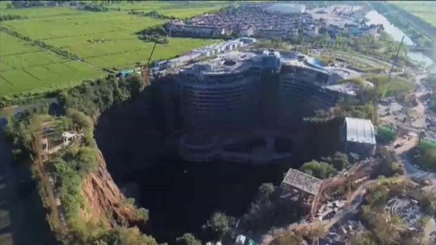 China abre un lujoso hotel subterráneo que desafía la gravedad