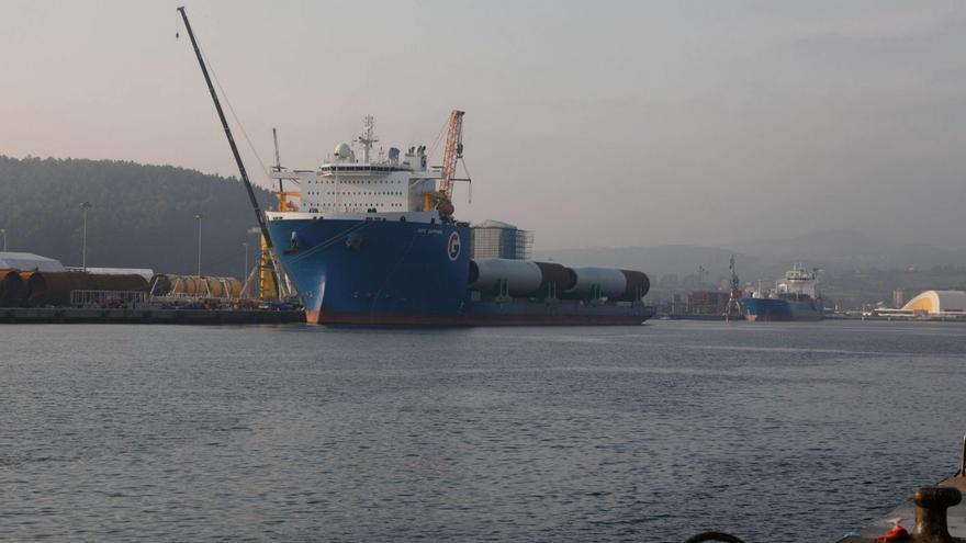 El buque «GPO Saphire», gemelo del «GPO Grace», en el muelle de Valliniello. | Mara Villamuza