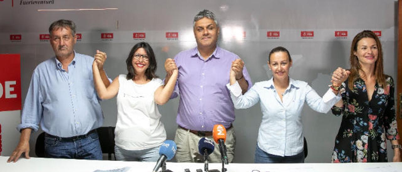 Manuel Travieso (AEPR), Lilian Concepción (Podemos), Juan Jiménez (PSOE), Peña Armas (Cs) y Mayra Marichal (NC-AMF) el día que presentaron el pacto para gobernar el Ayuntamiento.