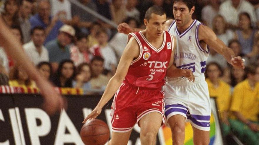 Jesús Lázaro (5) defensant la samarreta del TDK en un partit contra el Real Madrid.