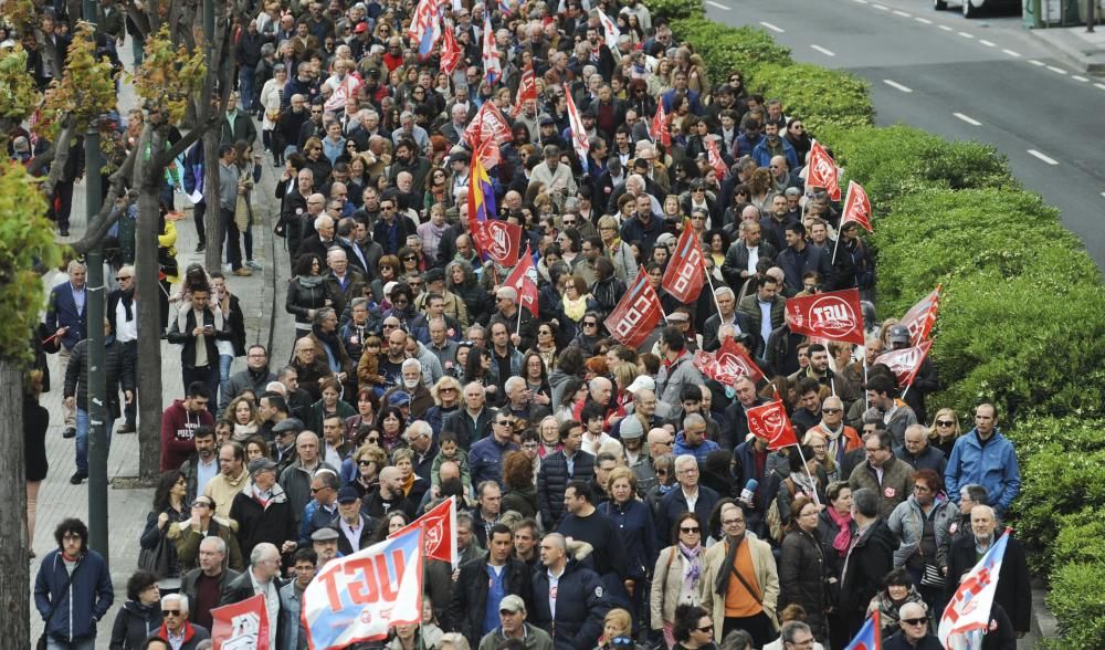 Unas 4.000 han secundado la manifestación convocada por UGT y CCOO que ha arrancado A Palloza y ha terminado en la plaza de Ourense, ante la Delegación del Gobierno en Galicia.