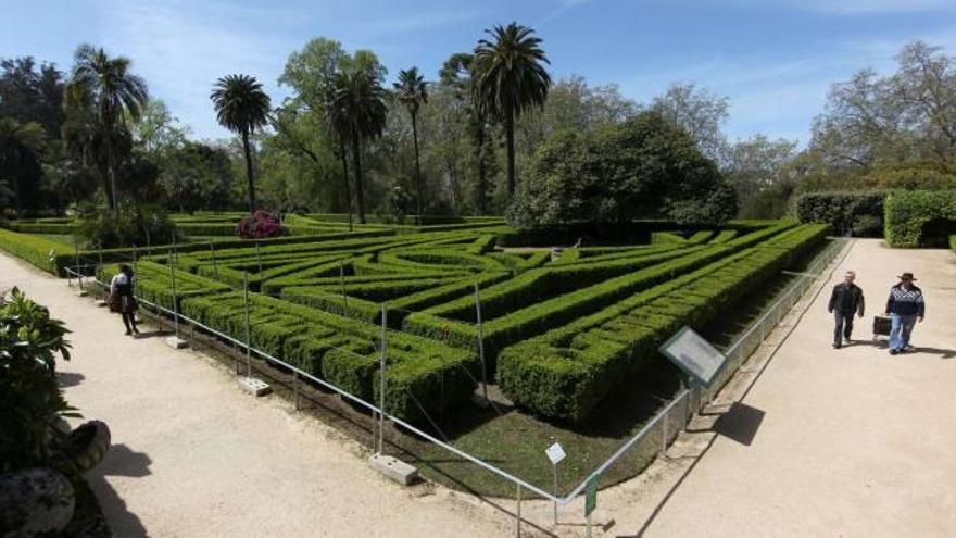 Vista parcial del jardín de Castrelos, conocido como el &quot;Versalles vigués&quot;, vallado para facilitar hoy la aplicación del tratamiento.  // R. Grobas