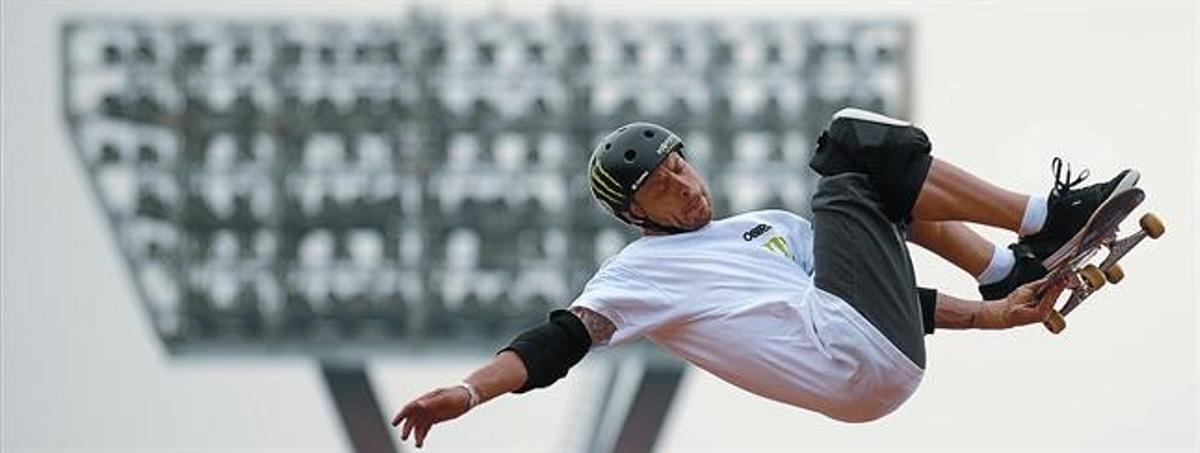 Pierre Luc Gagnon, patinador canadenc, desplega les seves habilitats, ahir, durant una exhibició de X Games celebrada a Xangai. Pierre Luc Gagnon, patinador canadenc, desplega les seves habilitats, ahir, durant una exhibició de X Games celebrada a Xangai.