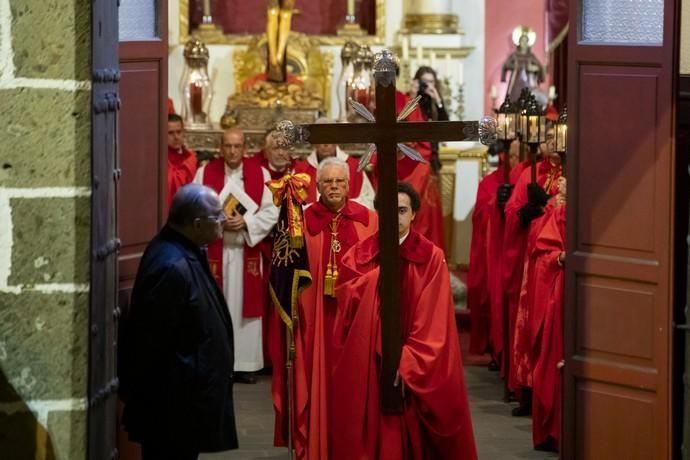 19.04.19. Las Palmas de Gran Canaria. SEMANA SANTA. Viacrucis del Silencio, Cristo del Buen Fin a su salida de la Iglesia del Espíritu Santo, Vegueta.  Foto Quique Curbelo  | 19/04/2019 | Fotógrafo: Quique Curbelo