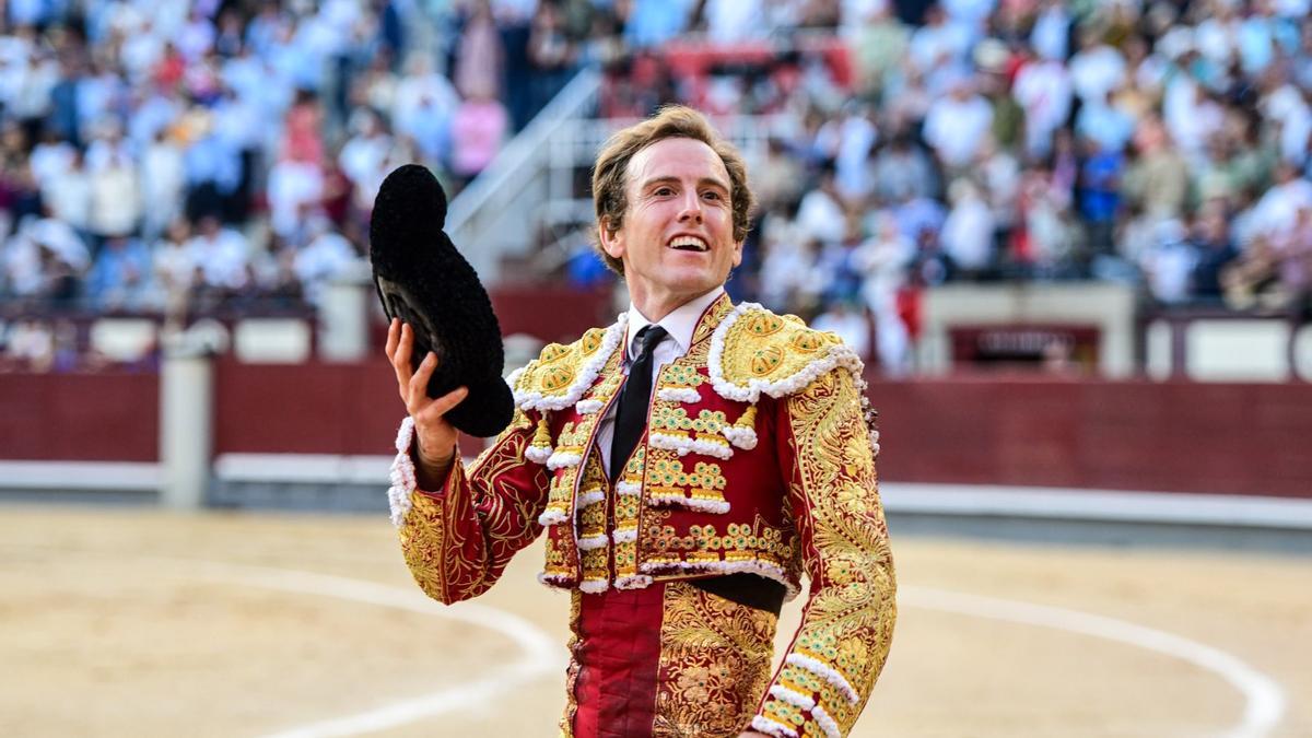 Román, feliz, da una vuelta al ruedo tras lograr la oreja en Las Ventas