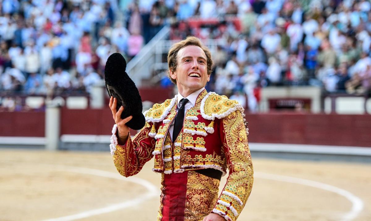 Román, feliz, da una vuelta al ruedo tras lograr la oreja en Las Ventas