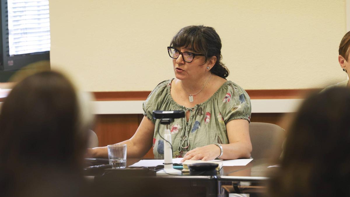 Belén Martín, durante su intervención en el edificio departamental del Milán, esta mañana.