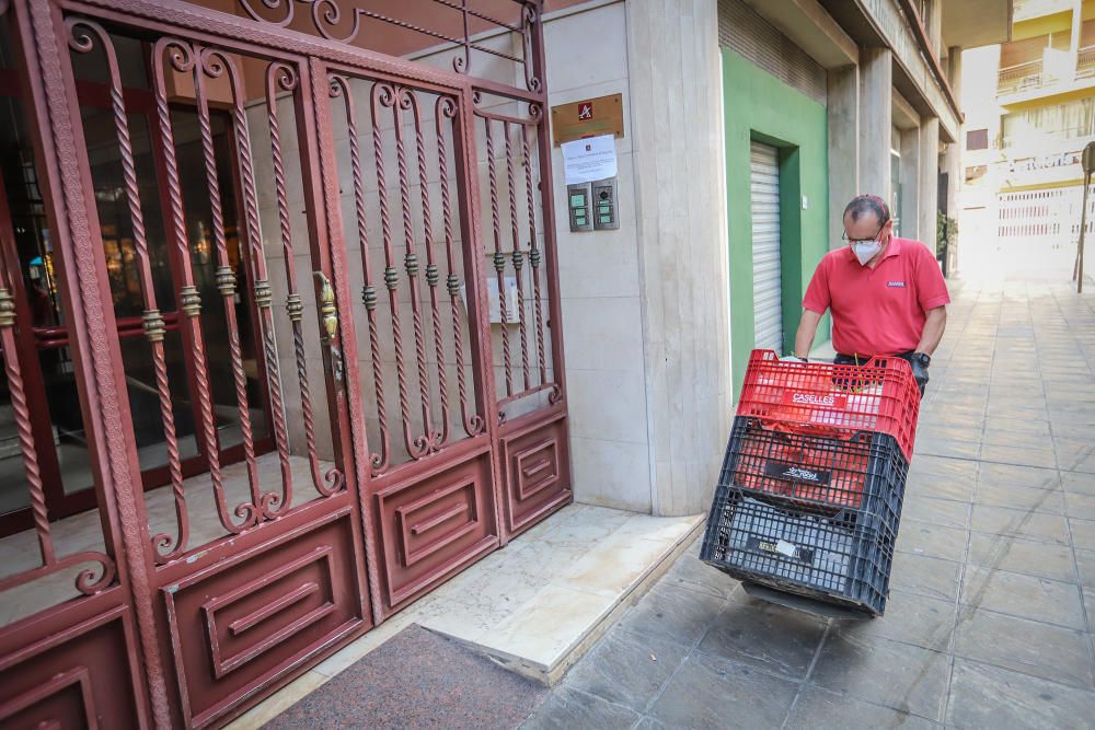 Agricultores y mercaderes venden a domicilio el género que cultivan y que compran tras la suspensión de la venta ambulante, que tiene previsto su reanudación desde el 30 de abril