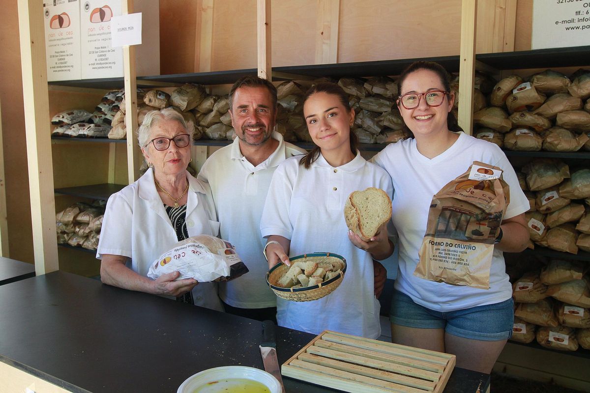 Puesto de venta de pan de Cea, ayer, en la fiesta de exaltación. Por la tarde se agotaron las 2.000 piezas elaboradas.