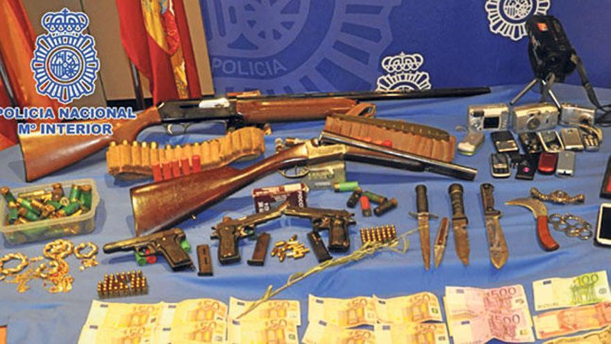 Tres condenados por tener en casa dos escopetas y tres pistolas en Palma