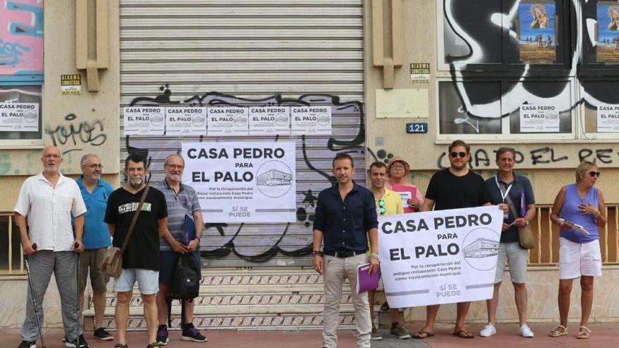 Espinosa, junto a vecinos de El Palo, ante Casa Pedro.