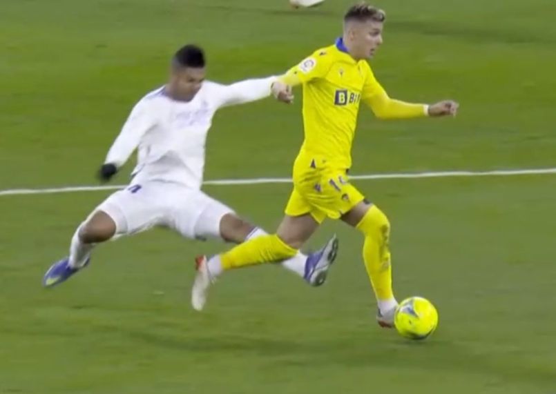 Casemiro entra a Alejo sin posibilidad de tocar la pelota y ve la amarilla.