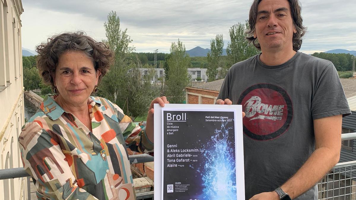 Presentació del Broll amb el cartell del cicle.