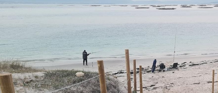 Un pescador deportivo en la playa de O Carreiro.