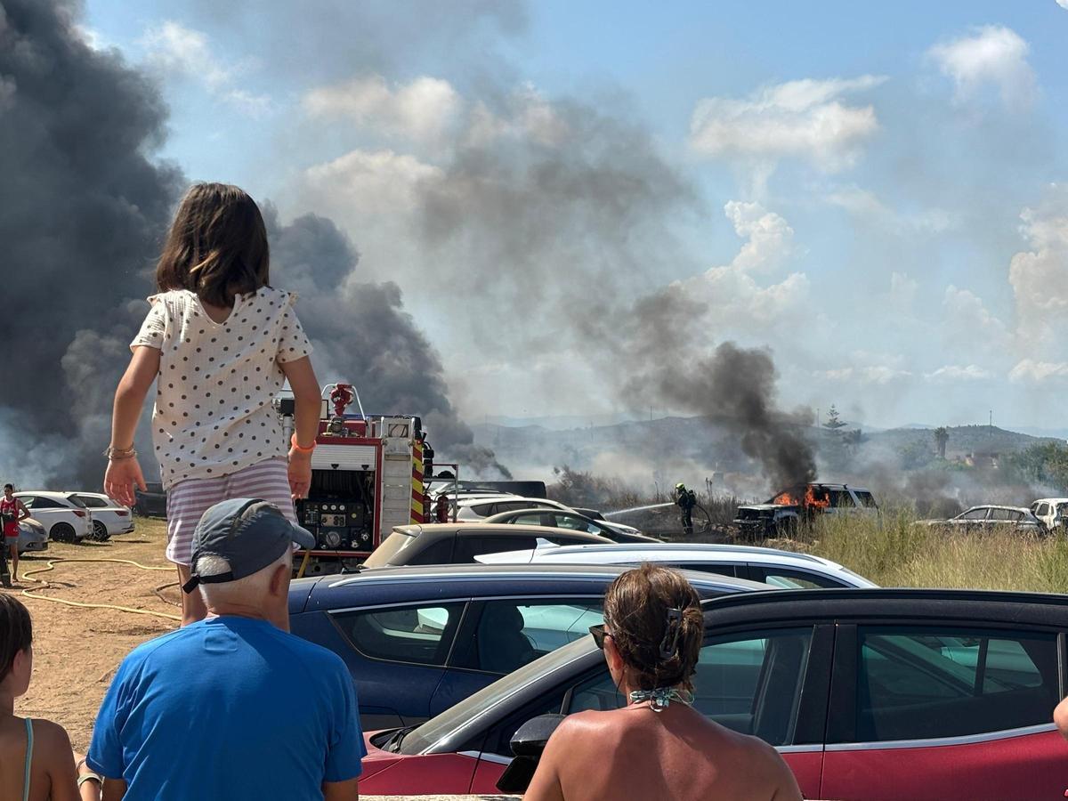 Los bomberos apagan las llamas del incendio este miércoles en Peñíscola.