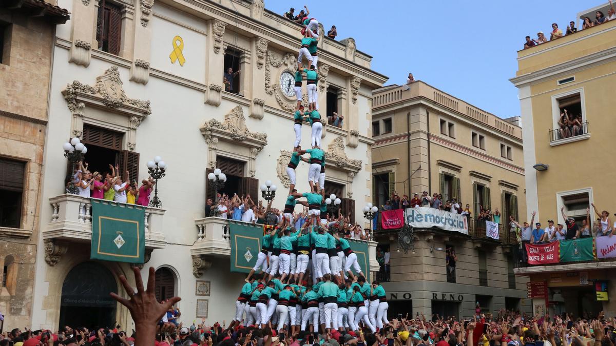 3 de 10 amb folre i manilles carregat pels Castellers de Vilafranca a la diada de Sant Fèlix 2022