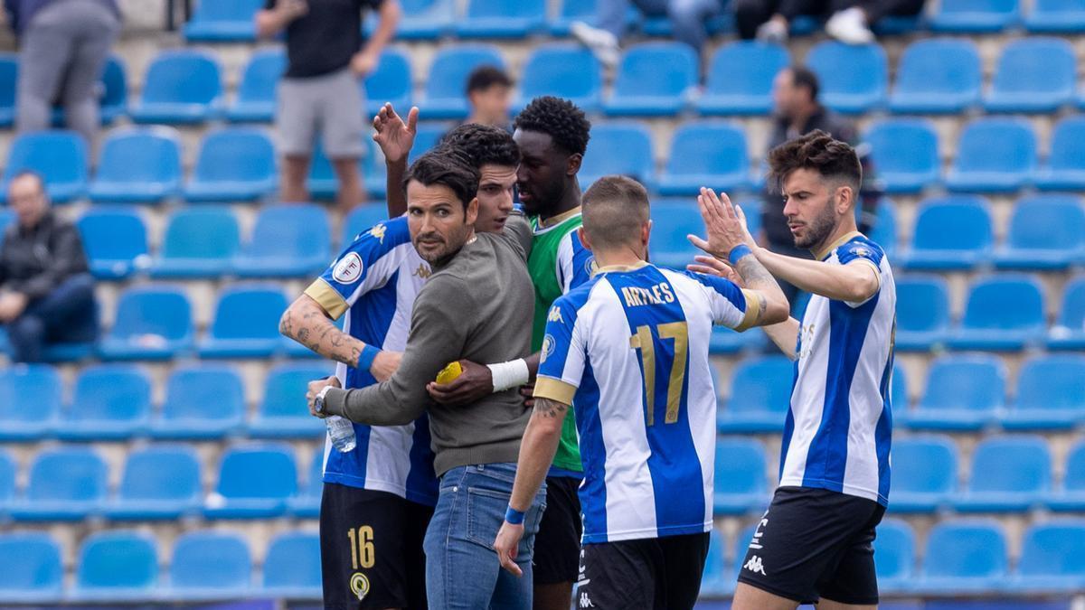 Lolo Escobar abraza a sus jugadores después de la última victoria en el Rico Pérez, ante el Formentera.