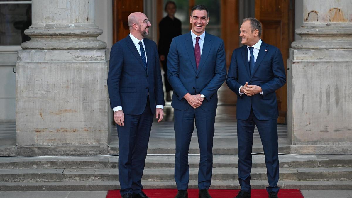 Charles Michel, presidente del Consejo Europeo, Pedro Sánchez, presidente de España, y Donald Tusk, primer ministro de Polonia.