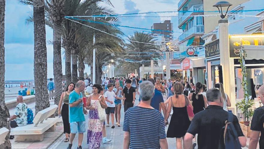 El Paseo Marítimo Carrer la Mar registra estos días al atardecer una nutrida afluencia de personas de todas las edades y procedencias.